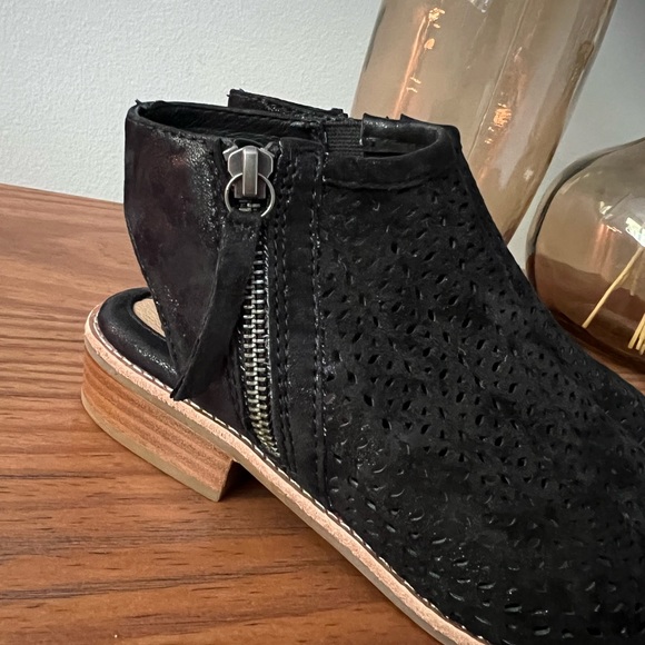 Sofft Natesa Black Shimmer Leather Sandals - Picture 8 of 11